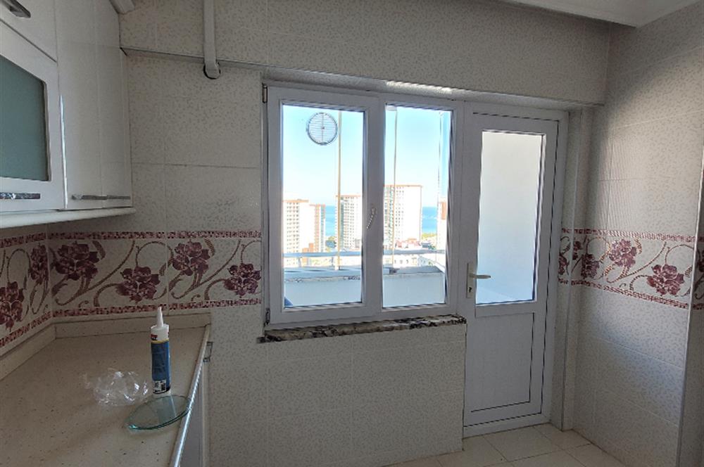 Merkezi Konumda Deniz Manzaralı Kiralık Daire 