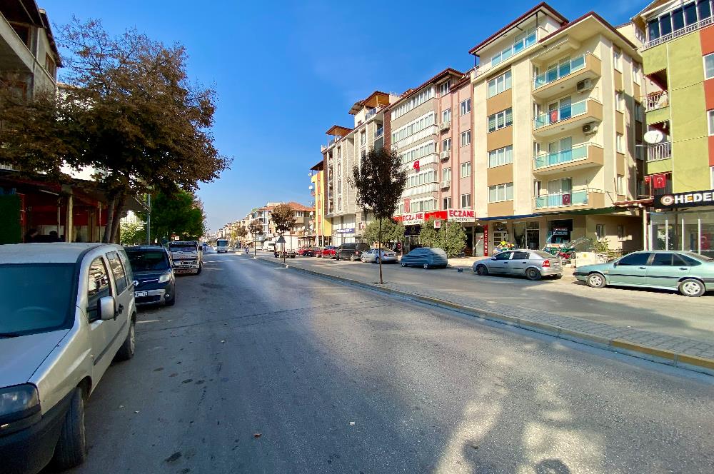 Eski Yol Üzerinde Devren Kiralık İşlek Giyim Mağazası