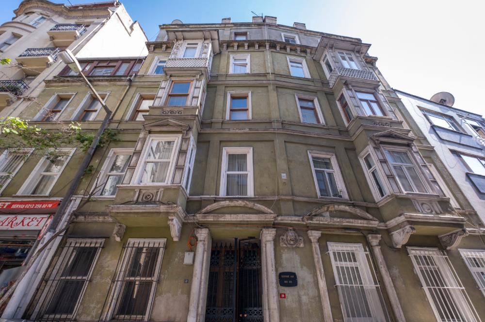 AYNALIÇEŞME CADDE ÜZERİNDE TARİHİ BİNADA BALKONLU SATILIK DAİRE