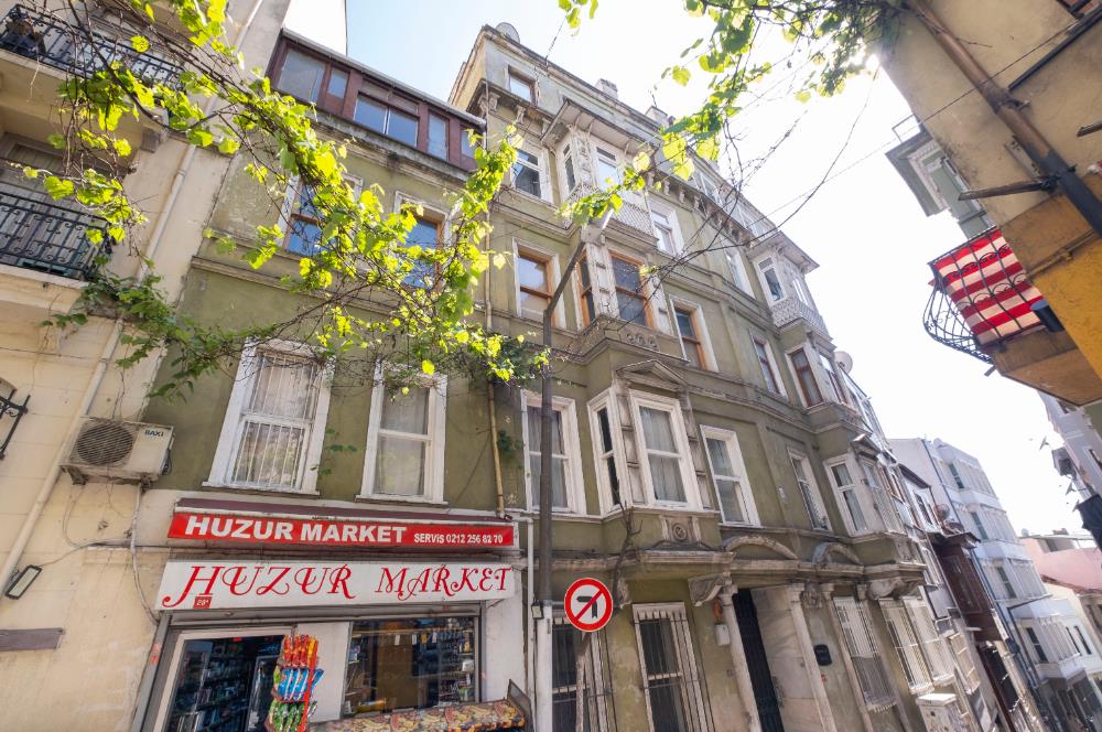 AYNALIÇEŞME CADDE ÜZERİNDE TARİHİ BİNADA BALKONLU SATILIK DAİRE