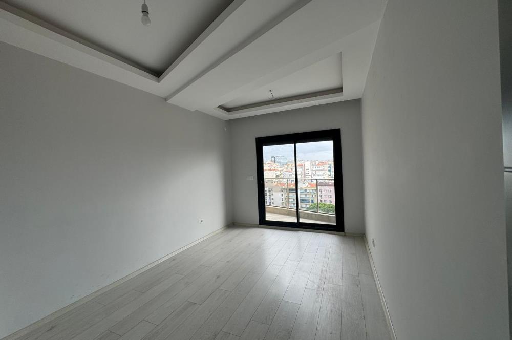 Karşıyaka Grand Corner'da Ön Cephe,Manzaralı Kiralık 2+1 Daire