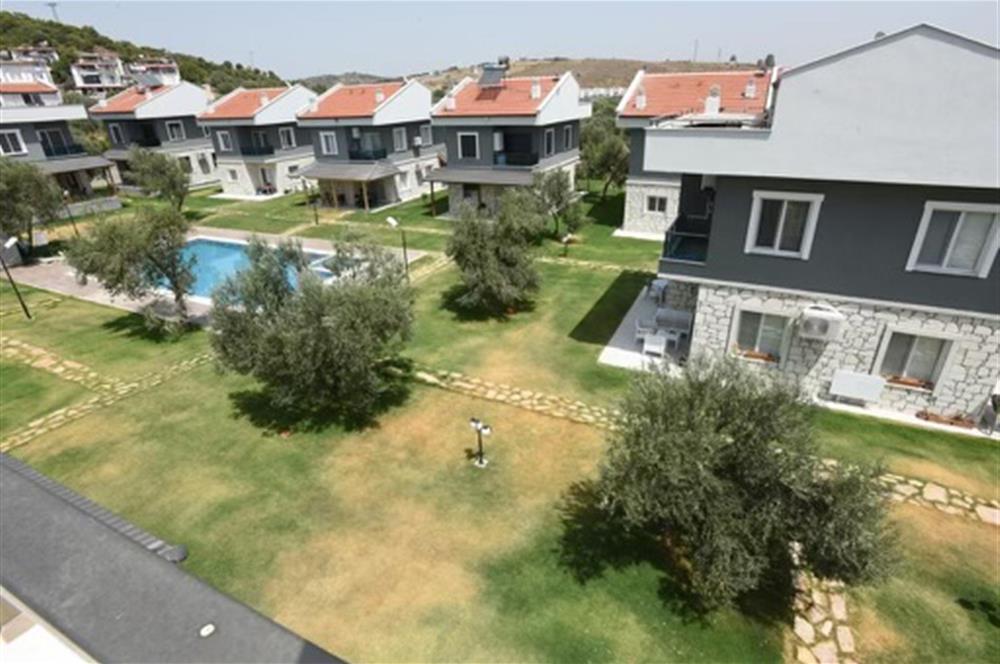 Çandarlı satılık havuzlu sitede lüks villa