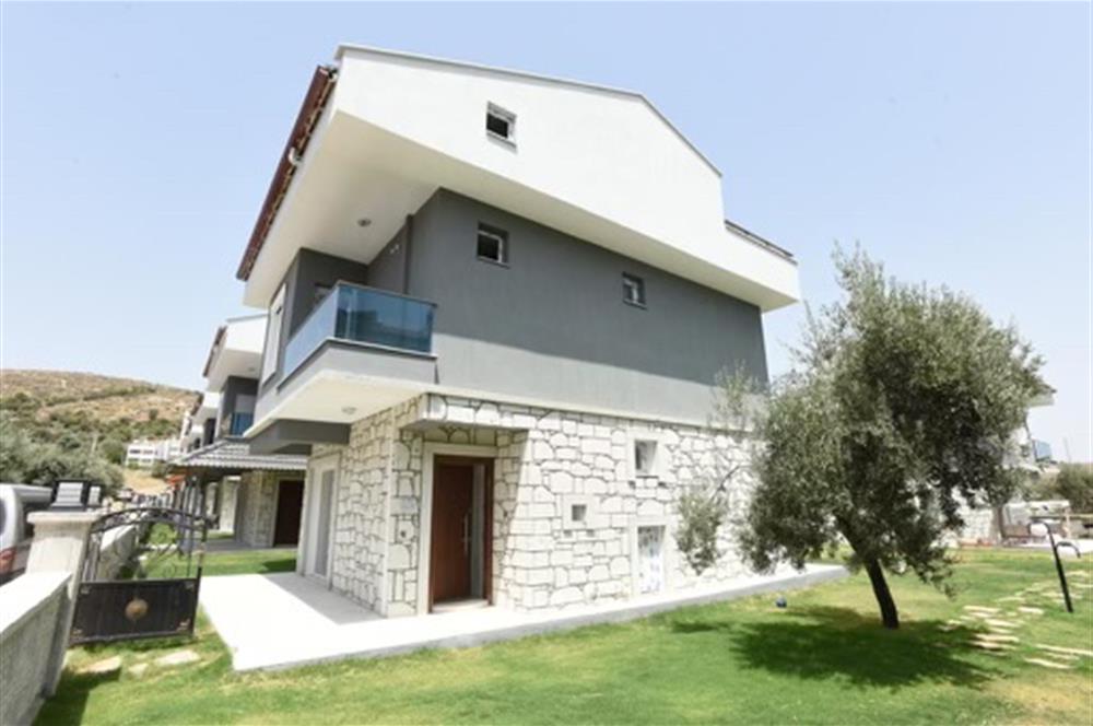 Çandarlı satılık deniz manzaralı müstakil villa