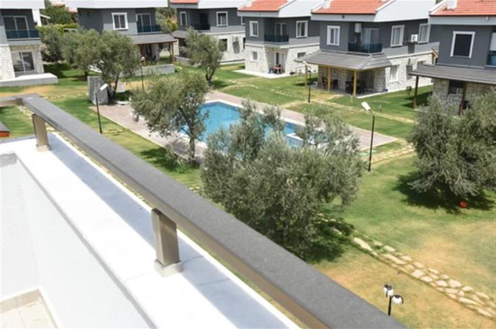 Çandarlı satılık havuzlu sitede lüks villa