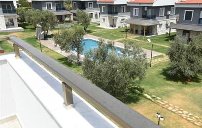 Çandarlı satılık havuzlu sitede lüks villa