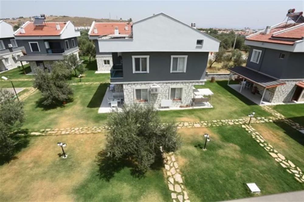 Çandarlı satılık havuzlu sitede lüks villa