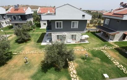 Çandarlı satılık havuzlu sitede lüks villa