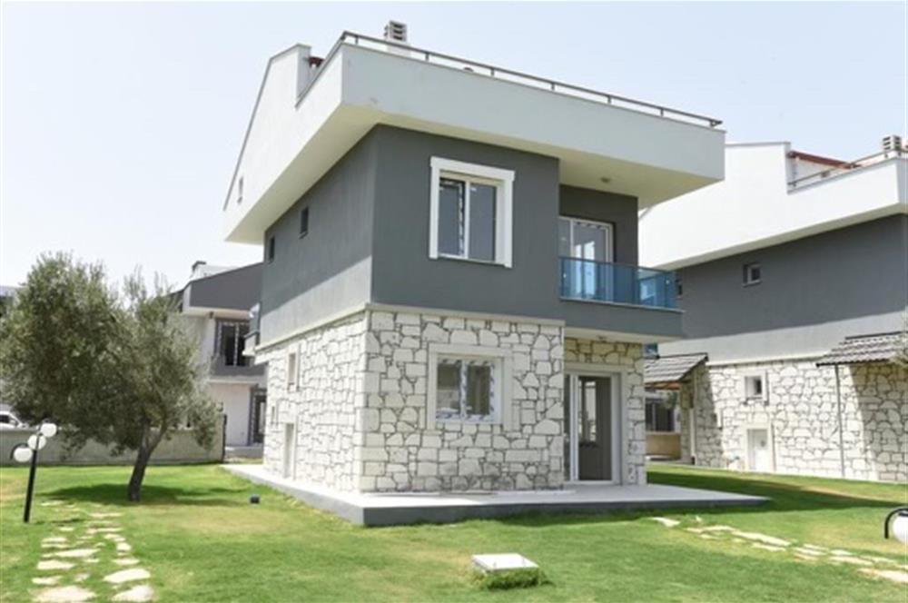 Çandarlı satılık havuzlu sitede lüks villa