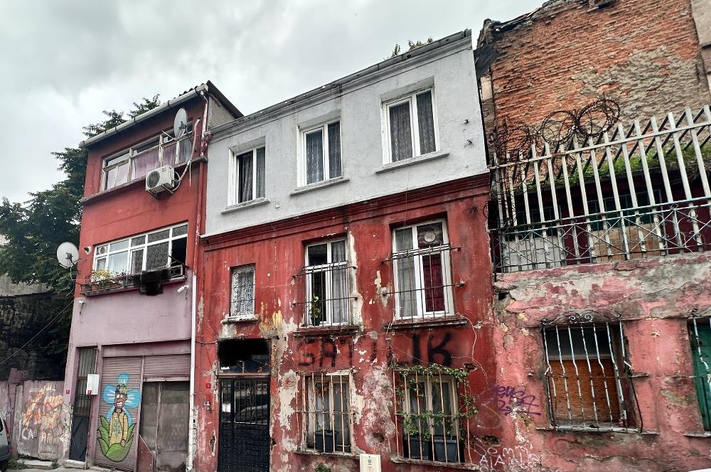 BEYOĞLU YENİŞEHİR MAHALLESİNDE KOMPLE İKİ BİNA BİRDEN SATILIK