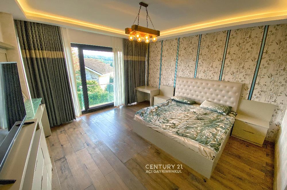 Zekeriyaköy merkezde site içinde 5+2 eşyalı satılık villa