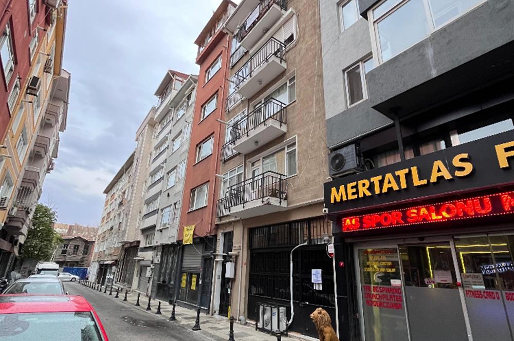 Kadıköy Hasanpaşa’da Merkezi Konumda, Kullanışlı Kat Planlı, 82m² Net Alana Sahip, 2+1 Tadilatlı ve Masrafsız Daire