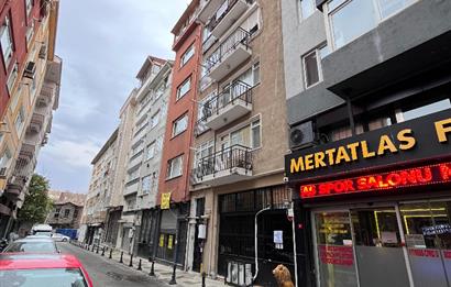 Kadıköy Hasanpaşa’da Merkezi Konumda, Kullanışlı Kat Planlı, 82m² Net Alana Sahip, 2+1 Tadilatlı ve Masrafsız Daire