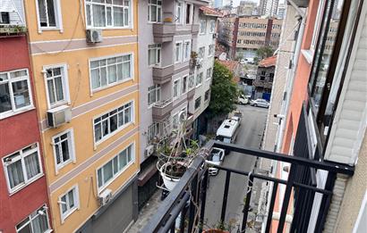 Kadıköy Hasanpaşa’da Merkezi Konumda, Kullanışlı Kat Planlı, 82m² Net Alana Sahip, 2+1 Tadilatlı ve Masrafsız Daire