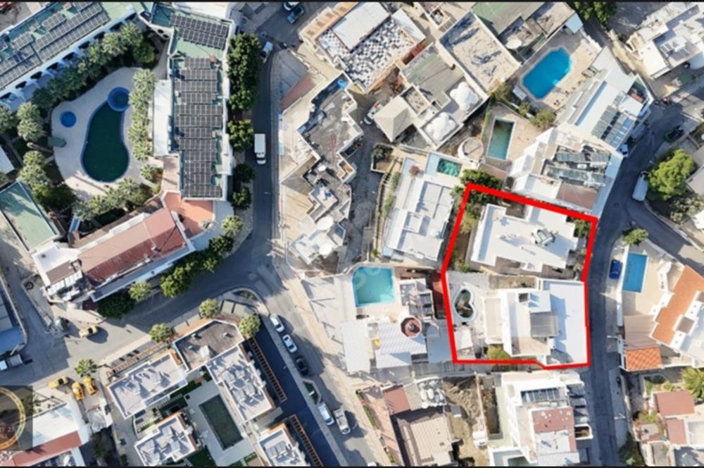 Eskiçeşme'de 20 odalı , içerisinde 4 adet daire bulunan denize 300 m2 Satılık Otel