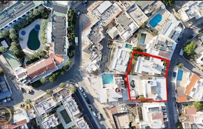 Eskiçeşme'de 20 odalı , içerisinde 4 adet daire bulunan denize 300 m2 Satılık Otel