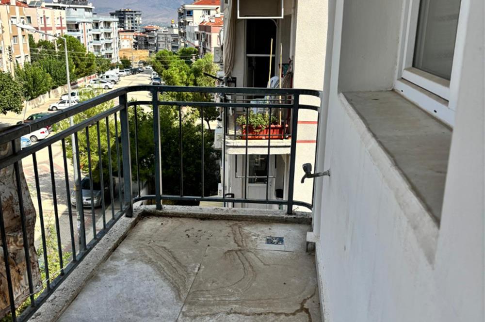 MENEMEN DEVLET HASTANESİ YAKINI 2+1 SATILIK DAİRE