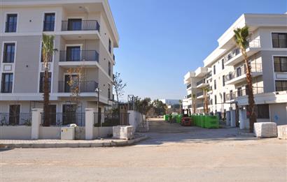 İzmir Gaziemir Optimum Yakınında Havuzlu Sitede Satılık Bahçe Katı 2+1 Daire