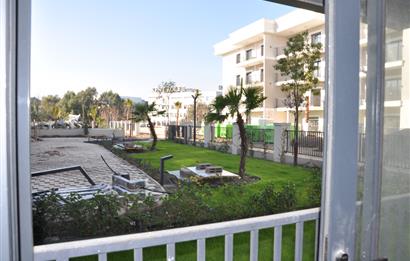 İzmir Gaziemir Optimum Yakınında Havuzlu Sitede Satılık Bahçe Katı 2+1 Daire