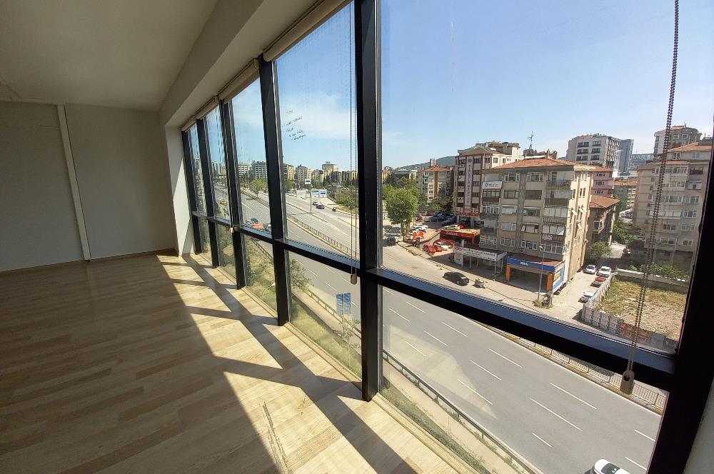 BOSTANCI E-5 YAN YOLDA KİRALIK OFİS 