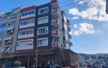 Karabağlar Maliyeciler Mahallesinde Cadde Üstü Satılık 3+1 Daire