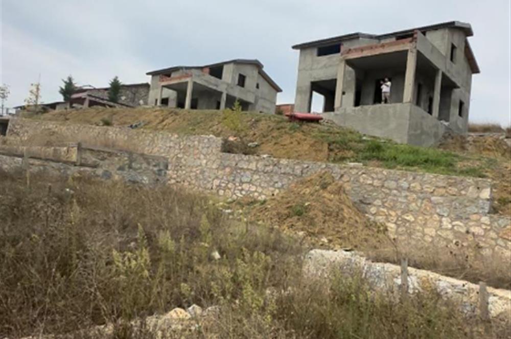 KARAMÜRSEL KARAPINAR' DA 1400 M2 ARSA, İÇİNDE NATAMAM VİLLA 