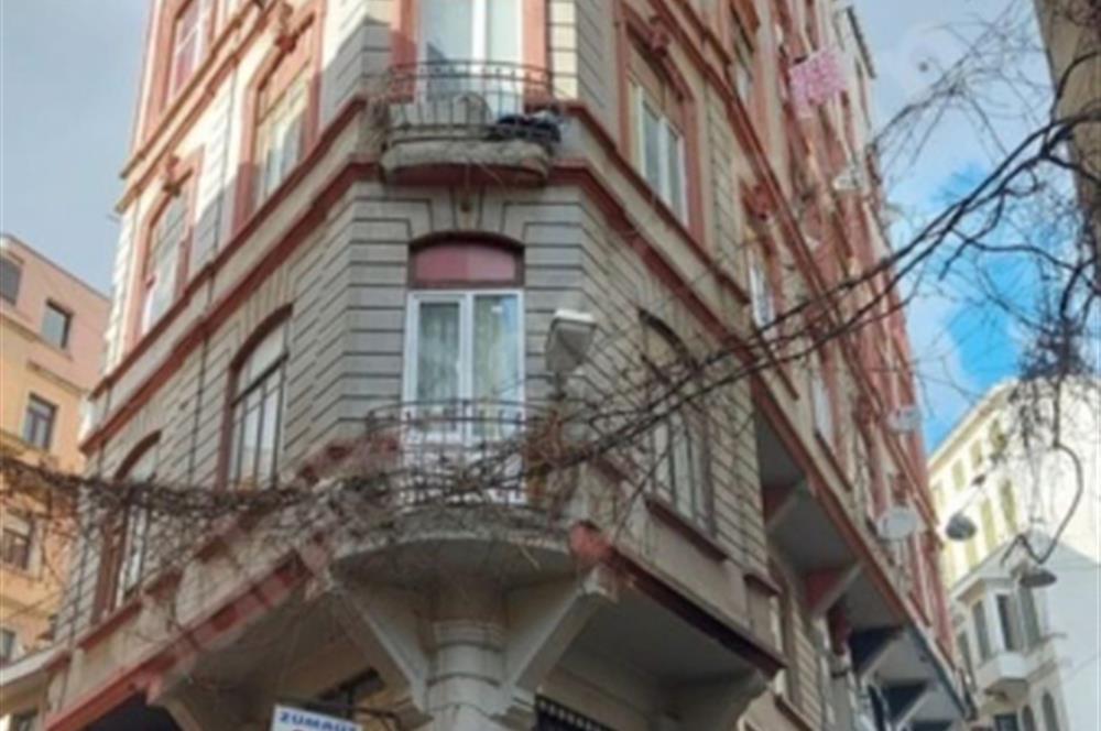 BEYOĞLU SADRİ ALIŞIK SOKAK'TA 12 DAİRE 2 DÜKKAN KOPMLE SATILIK BİNA 