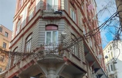 BEYOĞLU SADRİ ALIŞIK SOKAK'TA 12 DAİRE 2 DÜKKAN KOPMLE SATILIK BİNA 