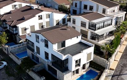 Urla Kalabak'ta Satılık Deniz Manzaralı Mıhteşem Villa