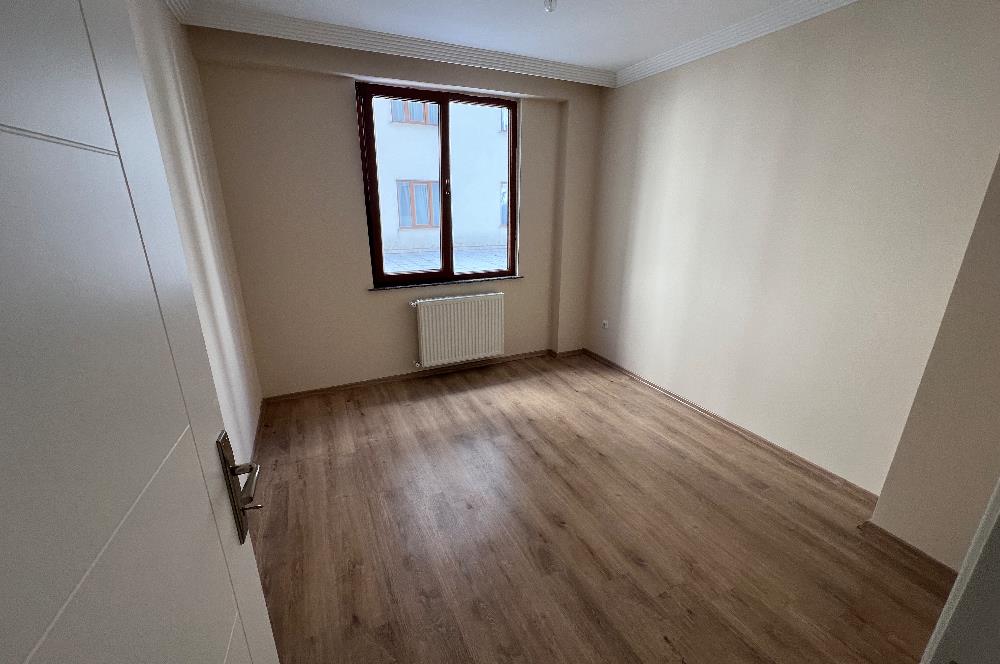 Kaşüstü merkezde cam balkonu yapılı kiralık 4+1