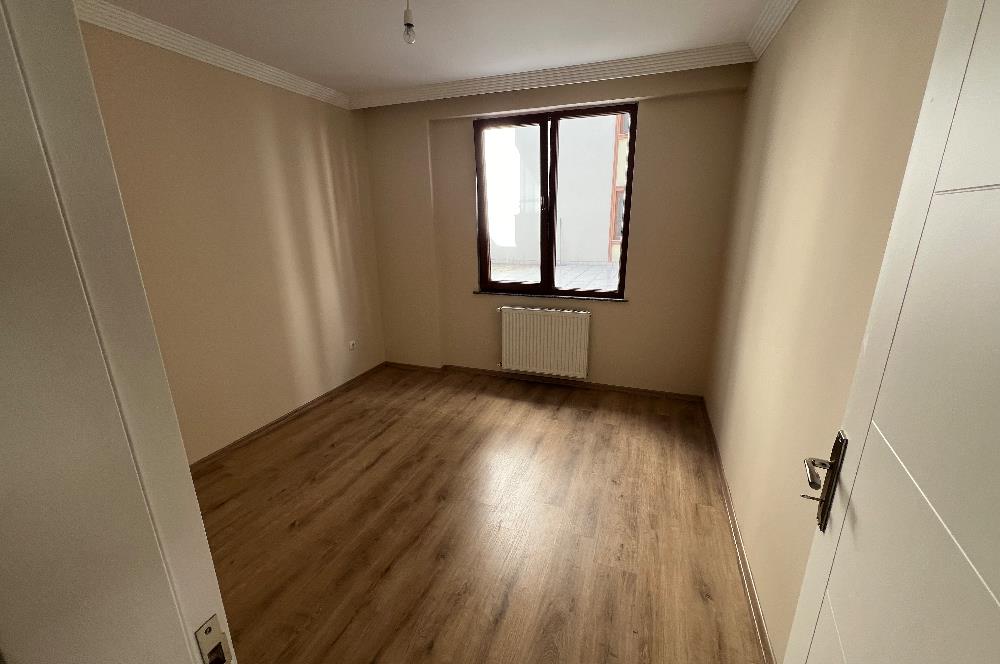 Kaşüstü merkezde cam balkonu yapılı kiralık 4+1