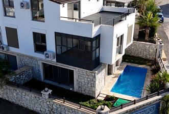 Urla Kalabak'ta Satılık Deniz Manzaralı Mıhteşem Villa