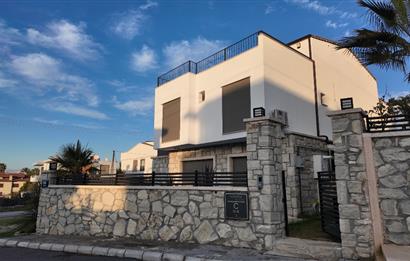 Urla Kalabak'ta Satılık Deniz Manzaralı Mıhteşem Villa