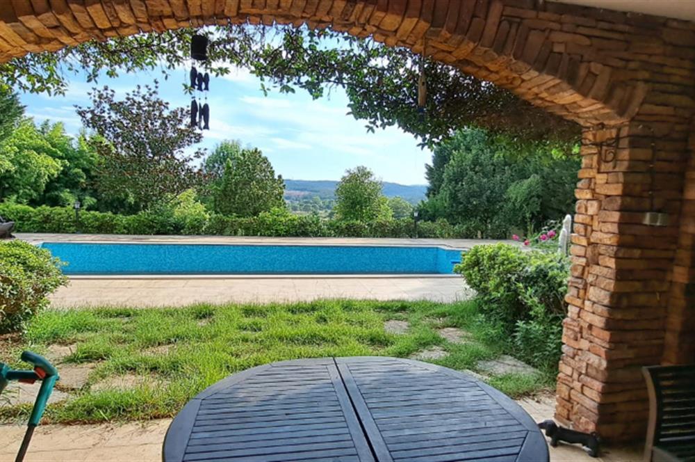 UNIQUE VILLA WITH POOL ON A 1487 M² PLOT FOR SALE IN SIRAPINAR 