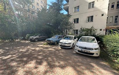 Uğurmumcu'da Çift Balkon Ara Kat Yenilenmış 3+1 Satılık Daire