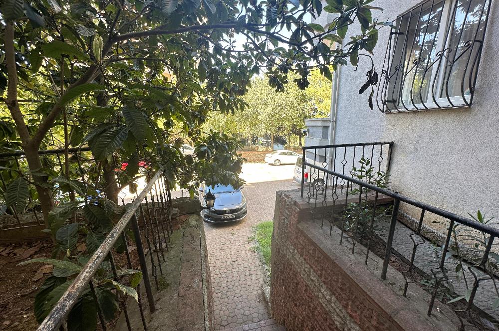 Uğurmumcu'da Çift Balkon Ara Kat Yenilenmış 3+1 Satılık Daire