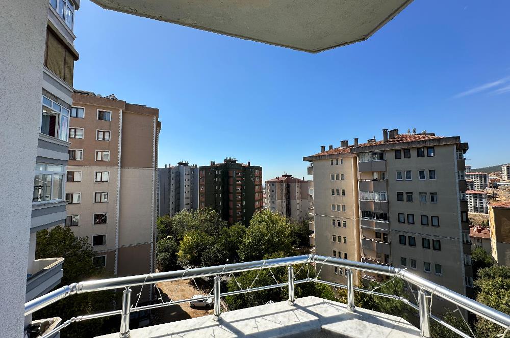 Uğurmumcu'da Çift Balkon Ara Kat Yenilenmış 3+1 Satılık Daire