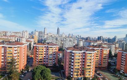 Kadıköy Kozyatağı, 3+1 Apartment: A Serene Life with Forest Views!