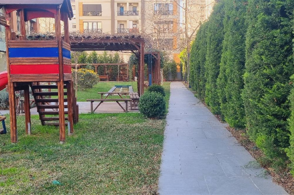 Kadıköy Kozyatağı, 3+1 Apartment: A Serene Life with Forest Views!