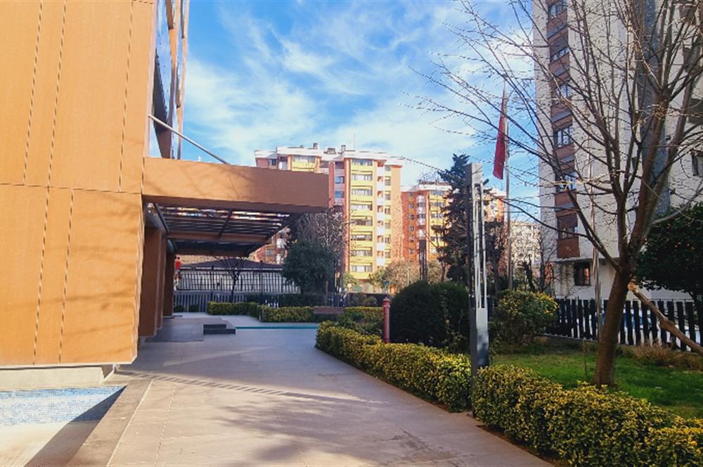 Kadıköy Kozyatağı, 3+1 Apartment: A Serene Life with Forest Views!