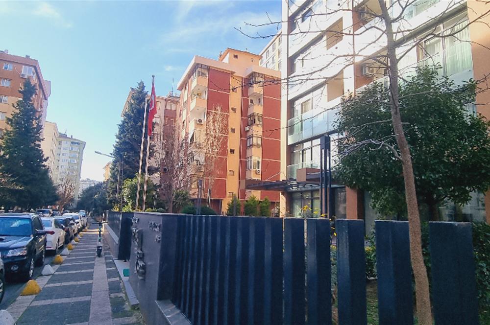 Kadıköy Kozyatağı, 3+1 Apartment: A Serene Life with Forest Views!