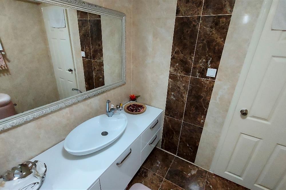 Taşdelen Merkez Sitede Ebeveyn Banyolu Yapılı 3+1 Satılık Daire