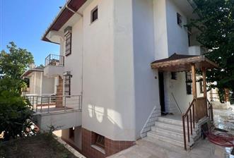 Silivri Cumhuriyet Mahallesi 3 katlı ikiz villa kısmi Deniz manzaralı, aile yaşamı için ideal bir ortam sahile yürüme mesafesinde, ileriye dönük yattırım fırsatı Silivri emlak değerleri, artışını sürdürmekte.  Alt kat Bahçe, 1 oda, Salon, tuvalet banyo,  1 kat Salon, Amerikan mutfağı, Şömine, Balkon ve Barbekü şöminesi. 2 kat 3 yatak odası, tuvalet banyo. Balkon.