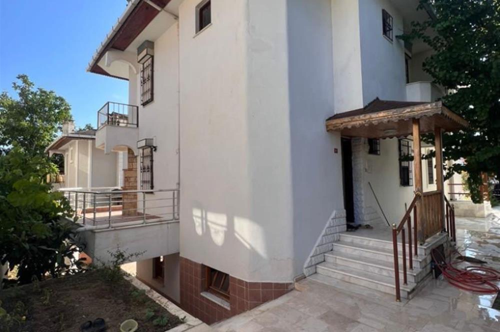 Silivri Cumhuriyet Mahallesi 3 katlı ikiz villa kısmi Deniz manzaralı, aile yaşamı için ideal bir ortam sahile yürüme mesafesinde, ileriye dönük yattırım fırsatı Silivri emlak değerleri, artışını sürdürmekte.  Alt kat Bahçe, 1 oda, Salon, tuvalet banyo,  1 kat Salon, Amerikan mutfağı, Şömine, Balkon ve Barbekü şöminesi. 2 kat 3 yatak odası, tuvalet banyo. Balkon.