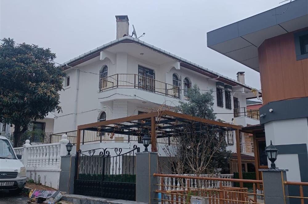 Silivri Cumhuriyet Mahallesi 3 katlı ikiz villa kısmi Deniz manzaralı, aile yaşamı için ideal bir ortam sahile yürüme mesafesinde, ileriye dönük yattırım fırsatı Silivri emlak değerleri, artışını sürdürmekte.  Alt kat Bahçe, 1 oda, Salon, tuvalet banyo,  1 kat Salon, Amerikan mutfağı, Şömine, Balkon ve Barbekü şöminesi. 2 kat 3 yatak odası, tuvalet banyo. Balkon.