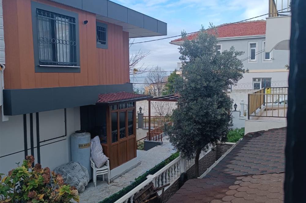 Silivri Cumhuriyet Mahallesi 3 katlı ikiz villa kısmi Deniz manzaralı, aile yaşamı için ideal bir ortam sahile yürüme mesafesinde, ileriye dönük yattırım fırsatı Silivri emlak değerleri, artışını sürdürmekte.  Alt kat Bahçe, 1 oda, Salon, tuvalet banyo,  1 kat Salon, Amerikan mutfağı, Şömine, Balkon ve Barbekü şöminesi. 2 kat 3 yatak odası, tuvalet banyo. Balkon.