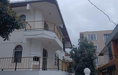 Silivri Cumhuriyet Mahallesi 3 katlı ikiz villa kısmi Deniz manzaralı, aile yaşamı için ideal bir ortam sahile yürüme mesafesinde, ileriye dönük yattırım fırsatı Silivri emlak değerleri, artışını sürdürmekte.  Alt kat Bahçe, 1 oda, Salon, tuvalet banyo,  1 kat Salon, Amerikan mutfağı, Şömine, Balkon ve Barbekü şöminesi. 2 kat 3 yatak odası, tuvalet banyo. Balkon.