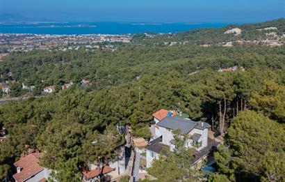 URLA KALABAKTA SATILIK DOĞA DENİZ MANZARALI ÖZEL HAVUZLU VİLLA