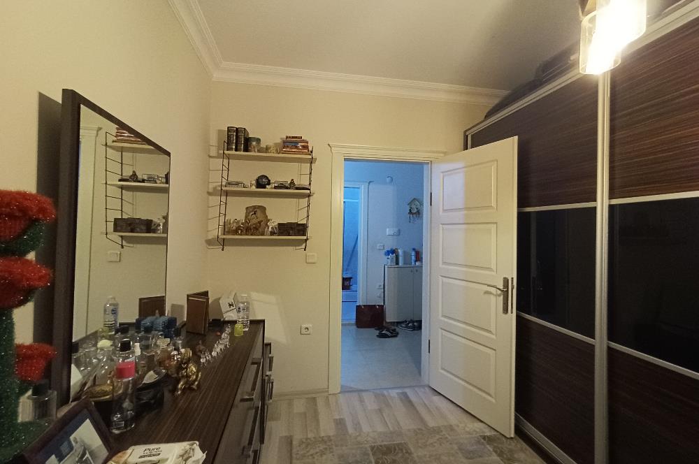 Gürpınar Cami yanında Cadde üzerinde 3+2 dubleks daire.