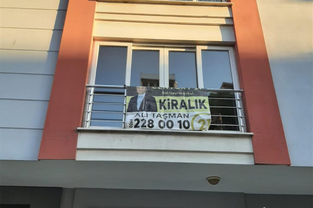 CENTURY 21 BAL GAYRİMENKUL'DEN DEVLET HASTANESİ YAKINI TURGUT REİS CADDESİ ÜZERİNDE  120 M2 GENİŞ ÇİFT BALKONLU  EBEVEYN BANYOLU 3 +1 