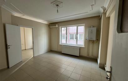 C21 LOCA'DAN ÇARŞI MERKEZDE SATILIK 2+1 OFİS 